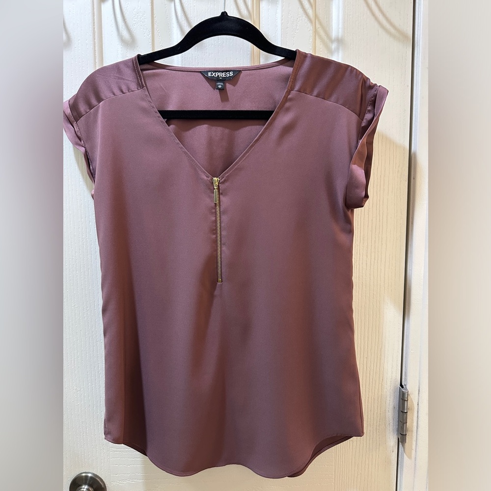 Silky zip front Express top. Size XS